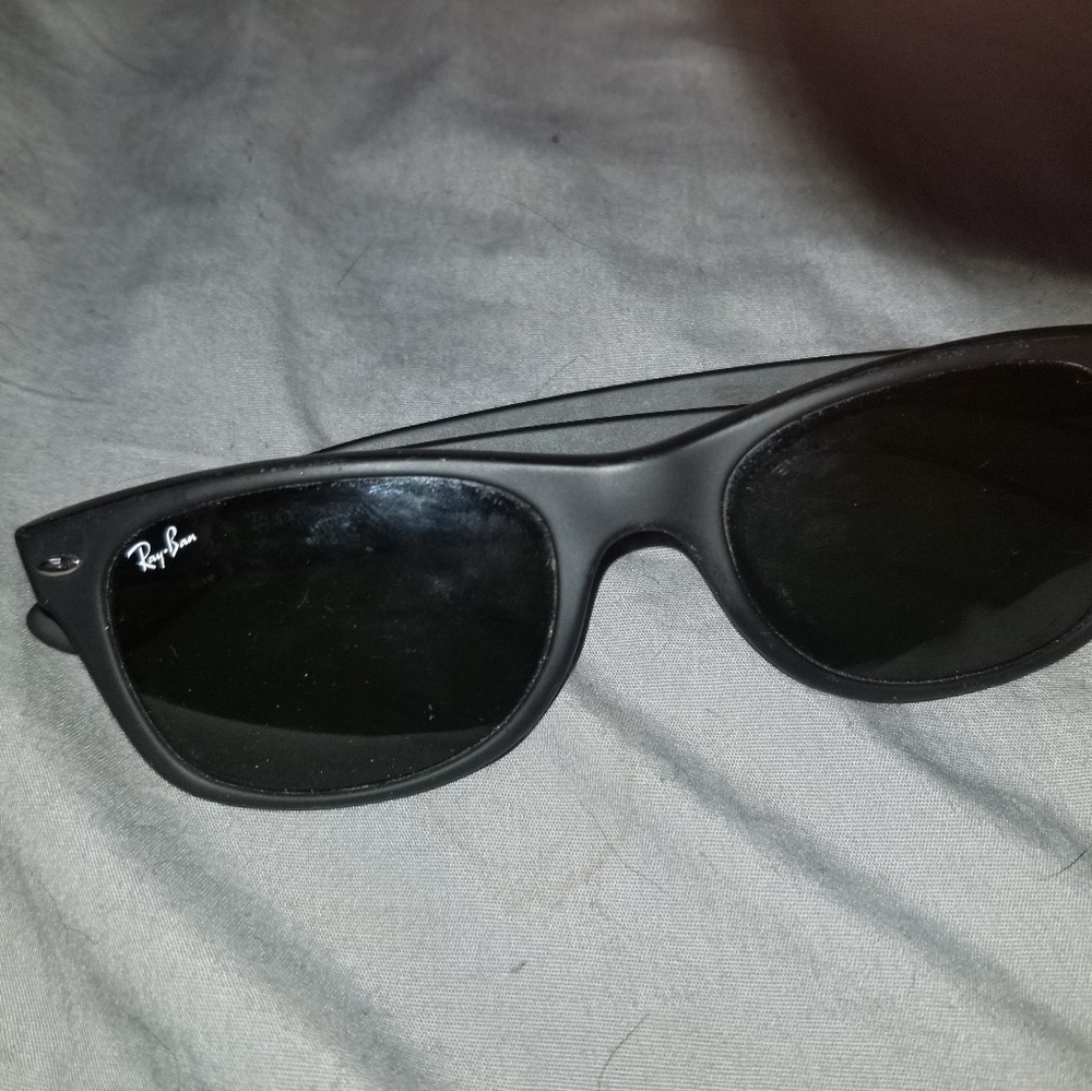 MENS NEW WAYFARER RAY BAN SUNGLASSES.